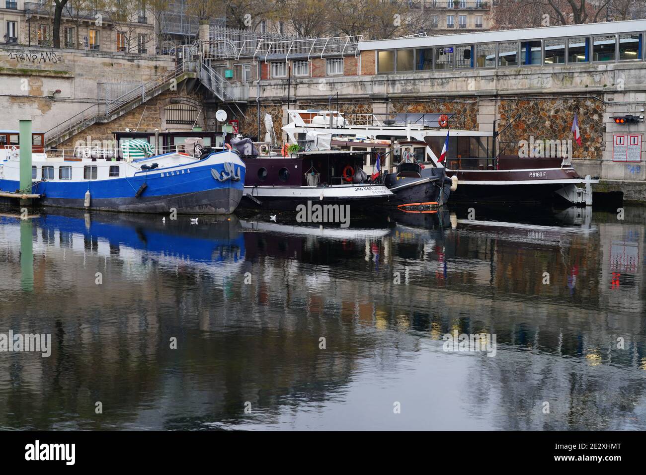 PARIS, FRANCE -5 JANV. 2021- vue des bateaux amarrés sur le bassin de l’Arsenal sur le Canal Saint-Martin le 12ème arrondissement de Paris, France. Banque D'Images