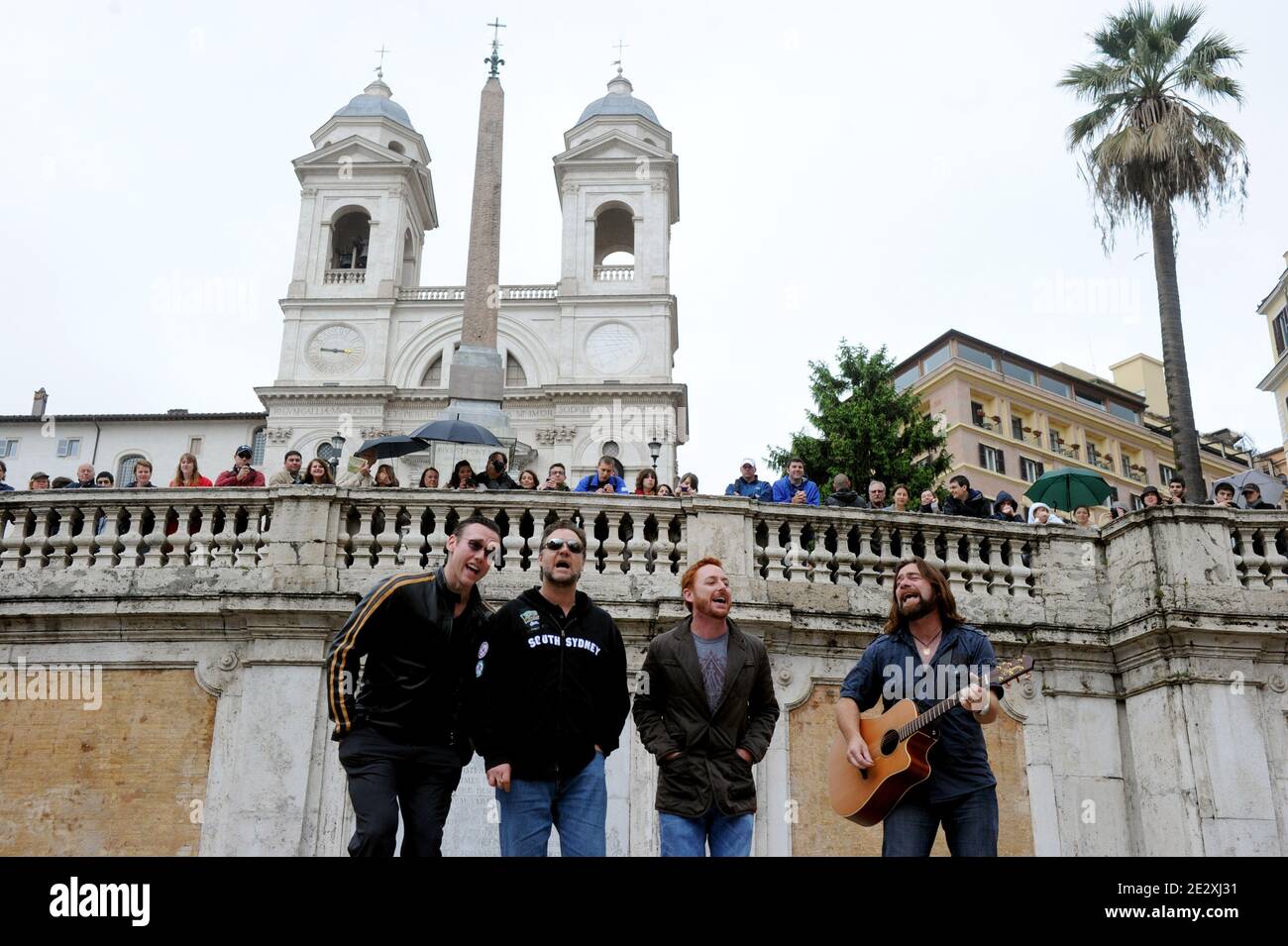 Les acteurs du film 'Robin Hood' Russell Crowe (2e L), Kevin Durand (L), Scott Grimes et Alan Doyle (R) jouent rock'n roll lors d'une représentation impromptue dans les marches Trinita' dei Monti (marches espagnoles) de Rome, Italie, le 15 mai 2010. Crowe est arrivé à Rome une décennie après avoir joué le rôle de titre du film 'Gladiator'. Il est sorti du festival du film de Cannes où il a présenté son nouveau film « Robin Hood », réalisé par Ridley Scott. Photo par Eric Vandeville/ABACAPRESS.COM Banque D'Images