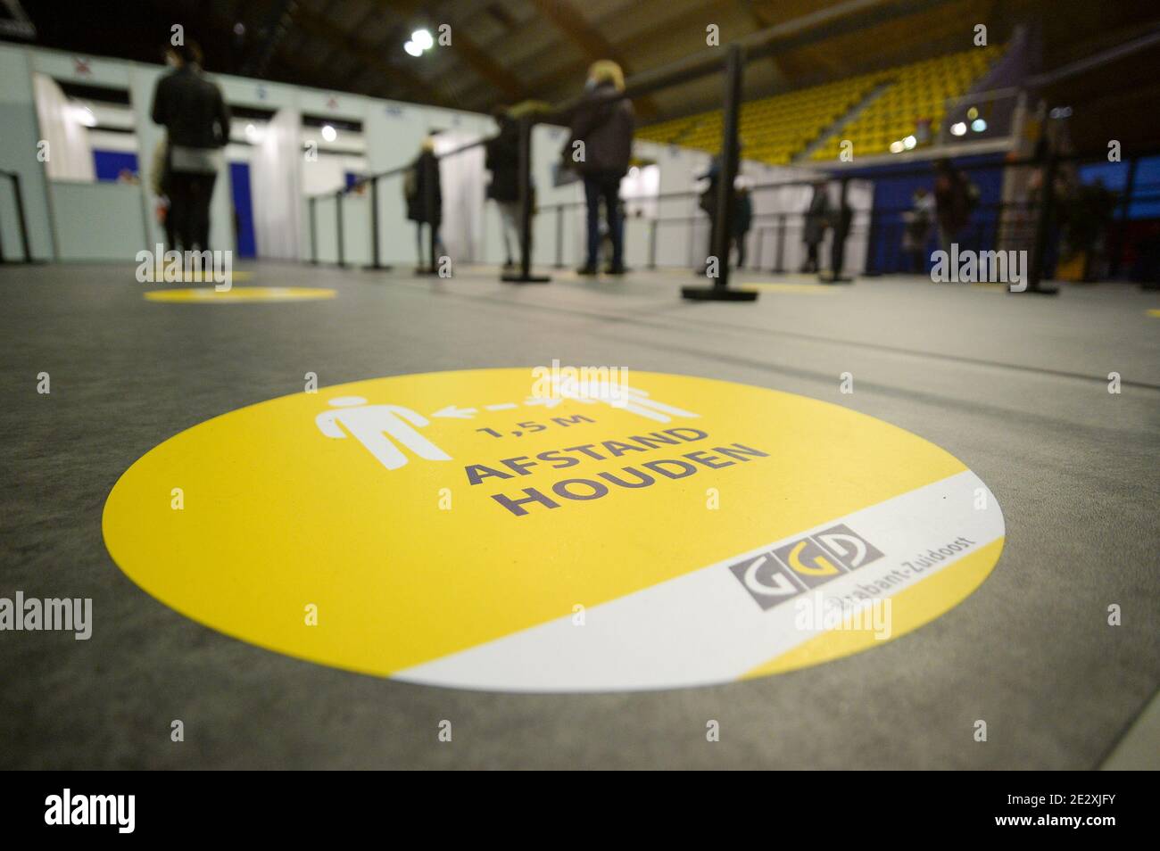 EINDHOVEN, PAYS-BAS - JANVIER 15 : les travailleurs de la santé attendent de recevoir le vaccin contre le coronavirus Pfizer dans le centre sportif en salle au début de la campagne de vaccination COVID-19 le 15 janvier 2021 à Eindhoven, pays-Bas. (Photo de Joris Verwijst/BSR Agency/Alay Live News) Banque D'Images