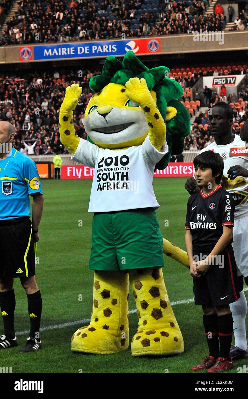 La mascotte de la coupe du monde de la FIFA 2010, Zakumi, lors du match de  football de la première Ligue française, Paris Saint-Germain contre  Montpellier HSC au Parc des Princes Stadium