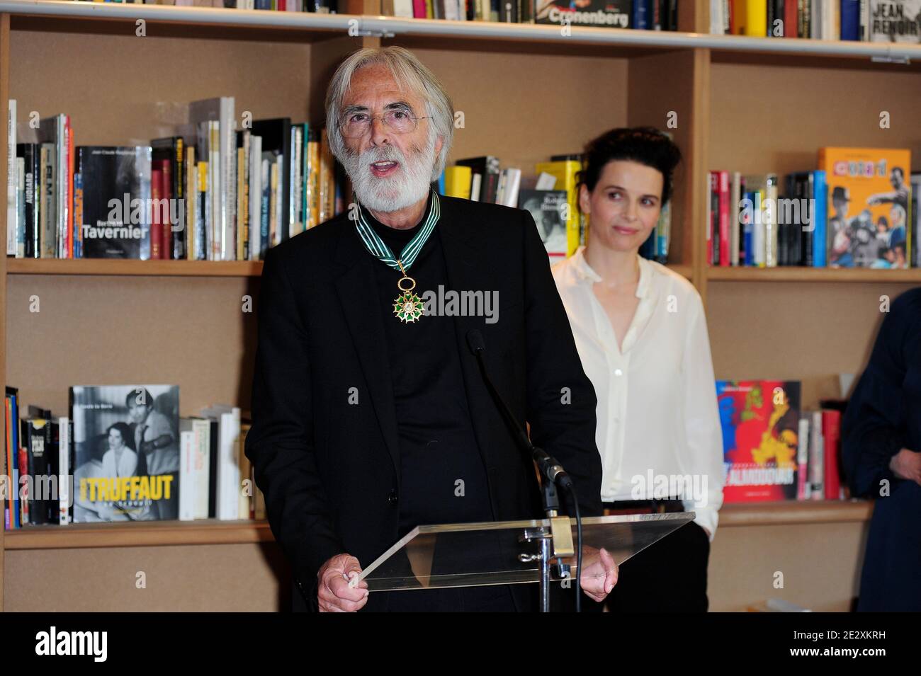 L'écrivain et réalisateur autrichien Michael Haneke pose avec l'actrice Juliette Binoche en tant que commandant de l'ordre des Arts et de la Littérature au Palais des Festivals lors du 63e Festival annuel du film de Cannes, le 16 mai 2010. Photo de Nicolas Briquet/ABACAPRESS.COM Banque D'Images