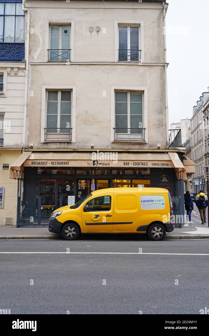 PARIS, FRANCE -5 JANV. 2021- vue d'un minibus de livraison de courrier de la poste dans la rue de Paris, France. Banque D'Images