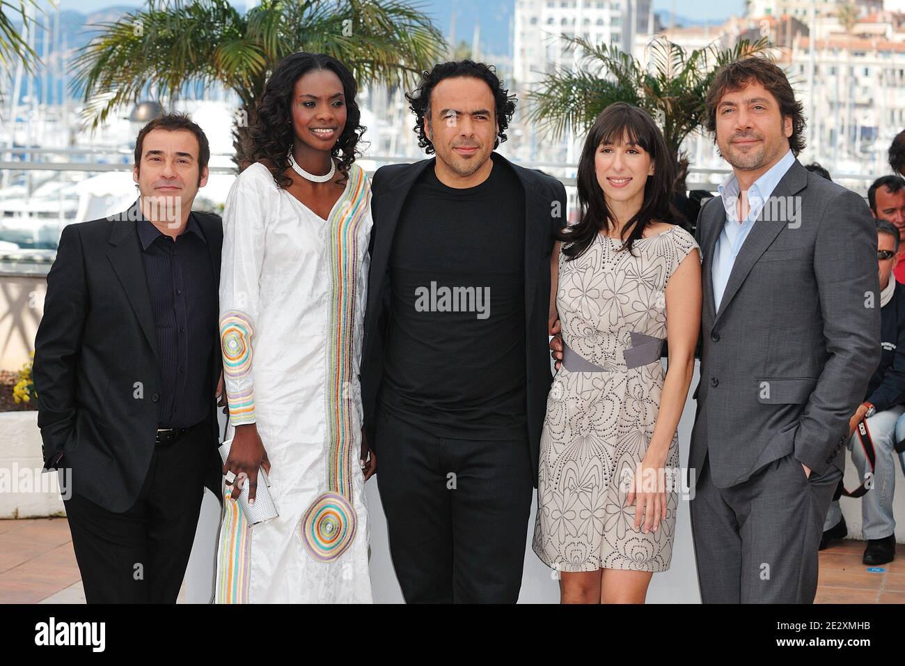 (G-D) Eduard Fernandez, Diaryatou Daff, réalisateur Alejandro Gonzalez Inarritu, Maricel Alvarez et Javier Bardem au photocall pour le film d'Inarritu 'The Biutiful', au Palais des Festivals lors du 63e Festival du film de Cannes, dans le sud de la France, le 17 mai 2010. Photo de Nicolas Genin/ABACAPRESS.COM Banque D'Images