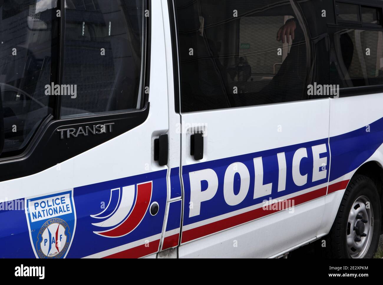 Une photo prise le 18 mai 2010 montre des policiers qui assistent pour transporter à la maison l'agent iranien Ali Vakili Rad, à l'aéroport de Paris-Orly près de Paris, en France, le 18 mai 2010, après sa libération de la prison de Poissy où il a été emprisonné pour avoir tué le dernier Premier ministre du Shah, Shaparour Bakhtiar. La France a décidé hier d'envoyer à domicile Rad qui purgeait une peine à vie pour avoir poignardé Bakhtiar à mort à son domicile en dehors de Paris en août 1991, Mais il avait récemment demandé la libération conditionnelle et les dirigeants iraniens avaient lié son cas à celui de Clotilde Reiss, un jeune universitaire français accusé d'espionnage, libéré il y a deux jours par Banque D'Images