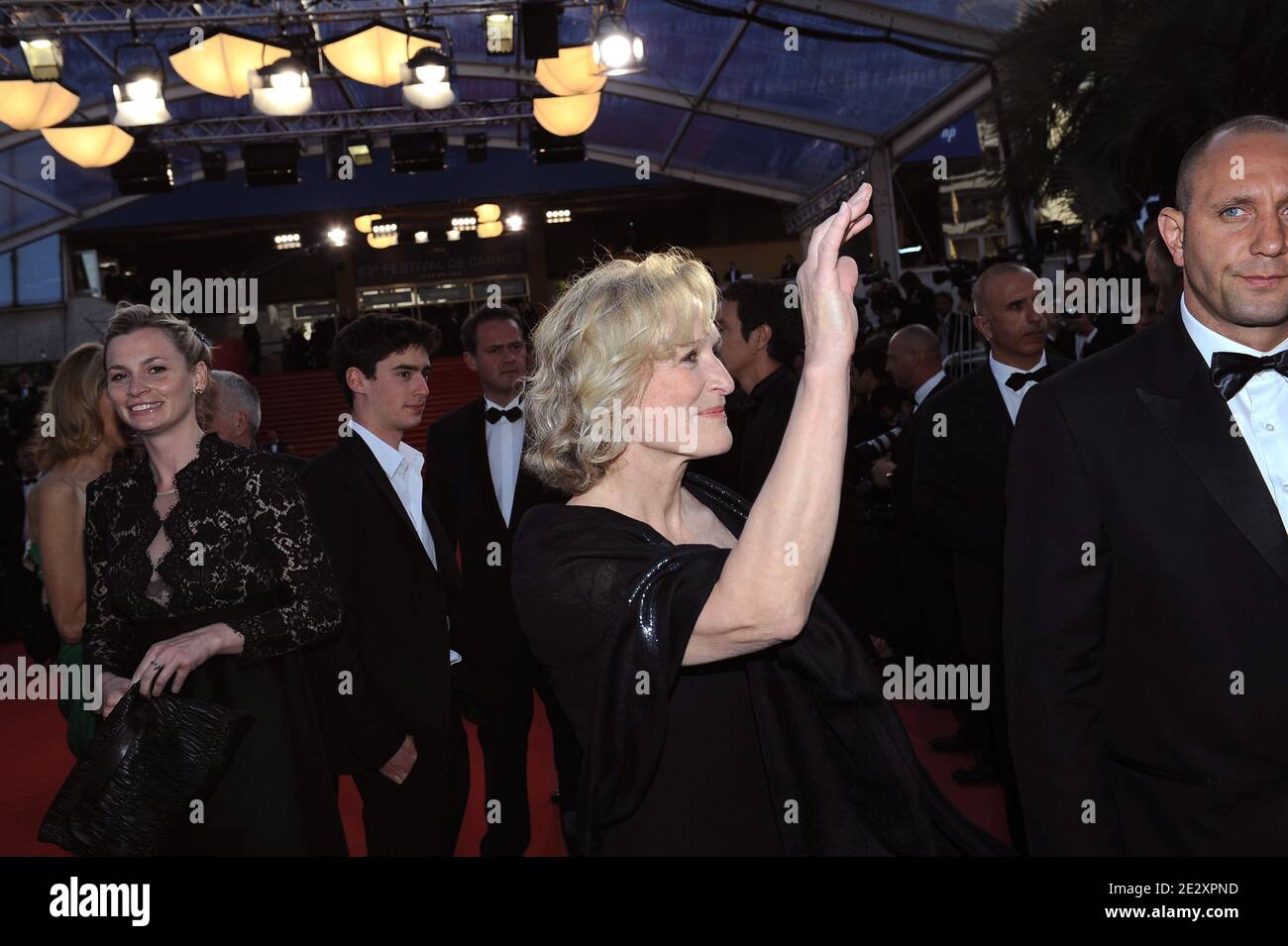 Glenn Close quitte la projection de 'Tamara Drewe' présentée en compétition lors du 63e Festival de Cannes, le 18 mai 2010. Photo de Hahn-Nebinger-Orban/ABACAPRESS.COM Banque D'Images