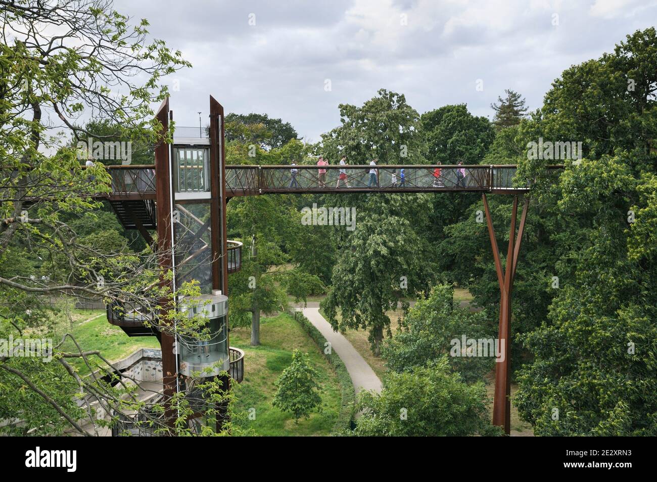 Personnes marchant sur la promenade Treetop à Royal Botanic Gardens, Kew Gardens, Londres, Angleterre, Royaume-Uni. Architectes : Marks Barfield Banque D'Images