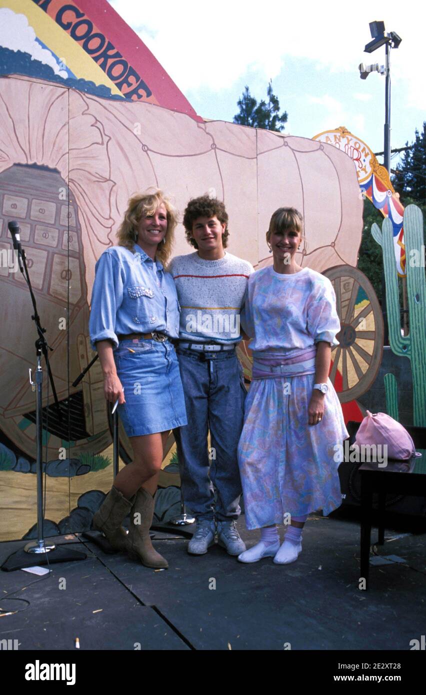 KIRK Cameron avec Joanna Kerns et Olivia Newton John crédit : Ralph Dominguez/MediaPunch Banque D'Images