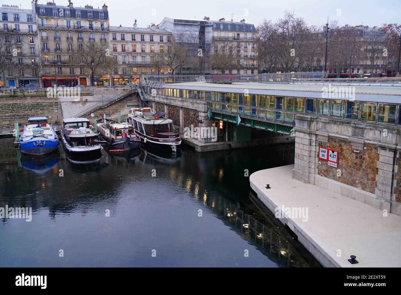 PARIS, FRANCE -5 JANV. 2021- vue des bateaux amarrés sur le bassin de l’Arsenal sur le Canal Saint-Martin le 12ème arrondissement de Paris, France. Banque D'Images