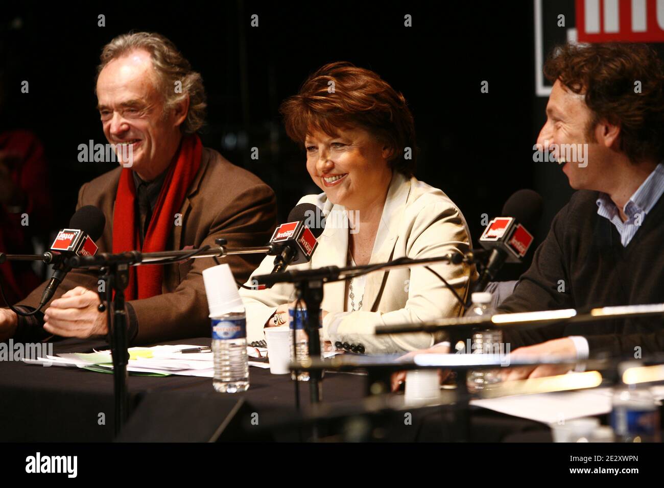 Jean-Claude Casadesus, Premier secrétaire du Parti socialiste français, et  Martine Aubry, maire de Lille, et Stephane Bern sont photographiés lors de  la diffusion de la radio « le fou du Roi »