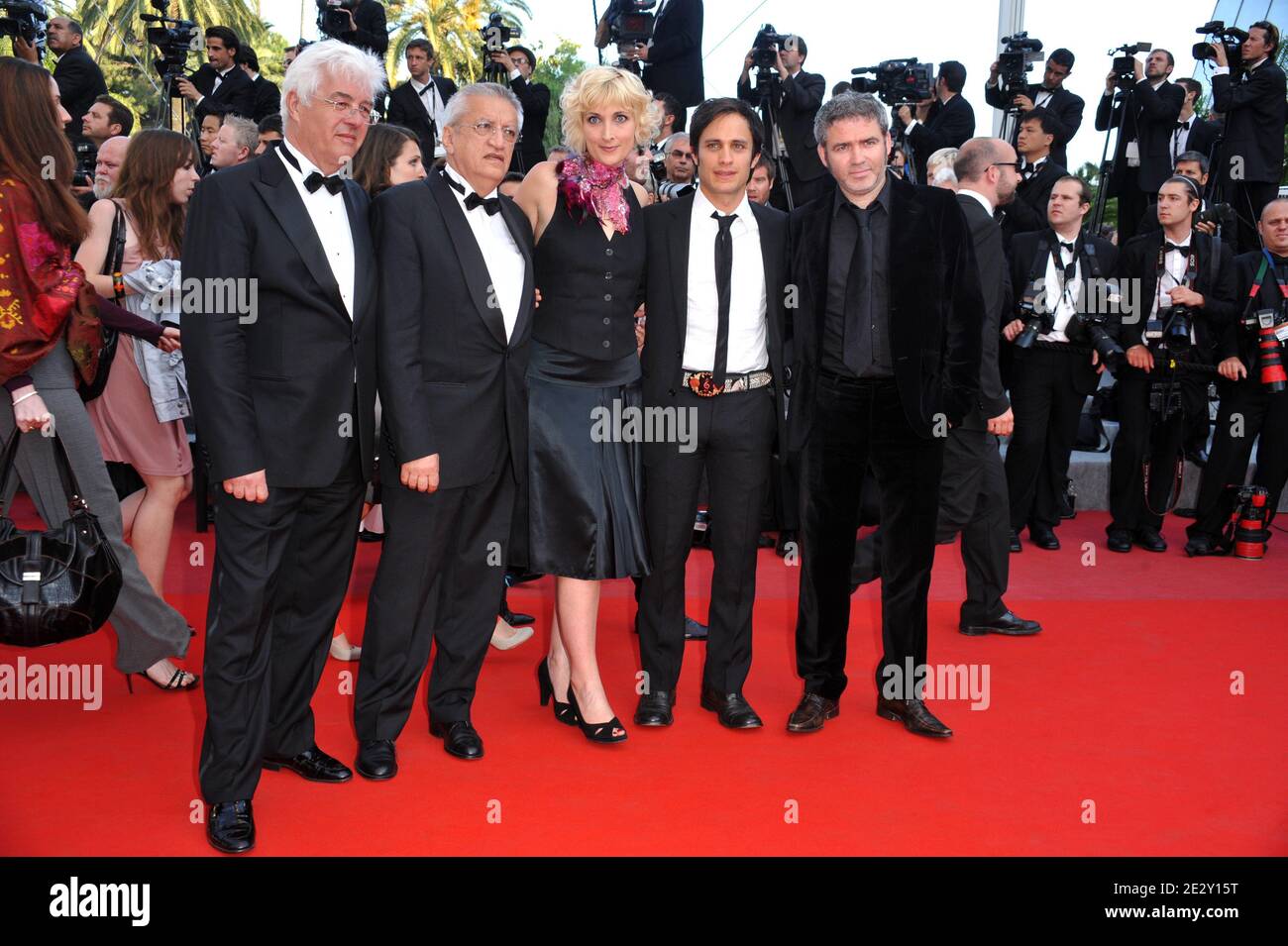 Gael Garcia Bernal arrive pour la projection des "trois" présentés hors compétition et clôture du 63e Festival de Cannes le 2 mai 2010. Photo de Hahn-Nebinger-Orban/ABACAPRESS.COM Banque D'Images