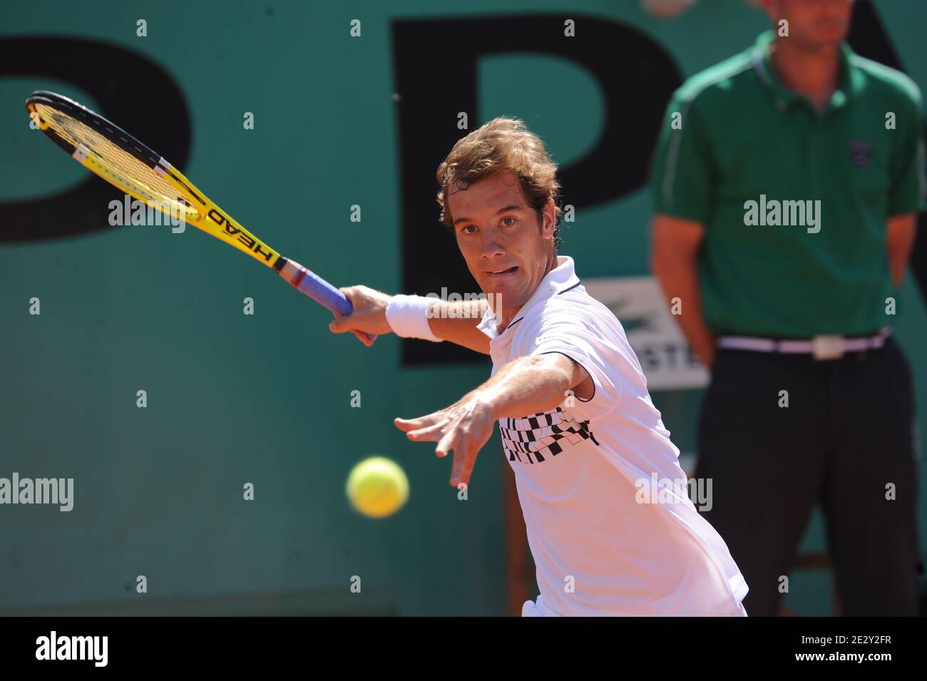 Le Français Richard Gasquet est défait par l'Anglais Andy Murray, 4-6, 6-7,  6-4, 6-2, 6-1, dans leur premier tour, jour 2, du tennis ouvert au stade Roland  Garros à Paris, France, le