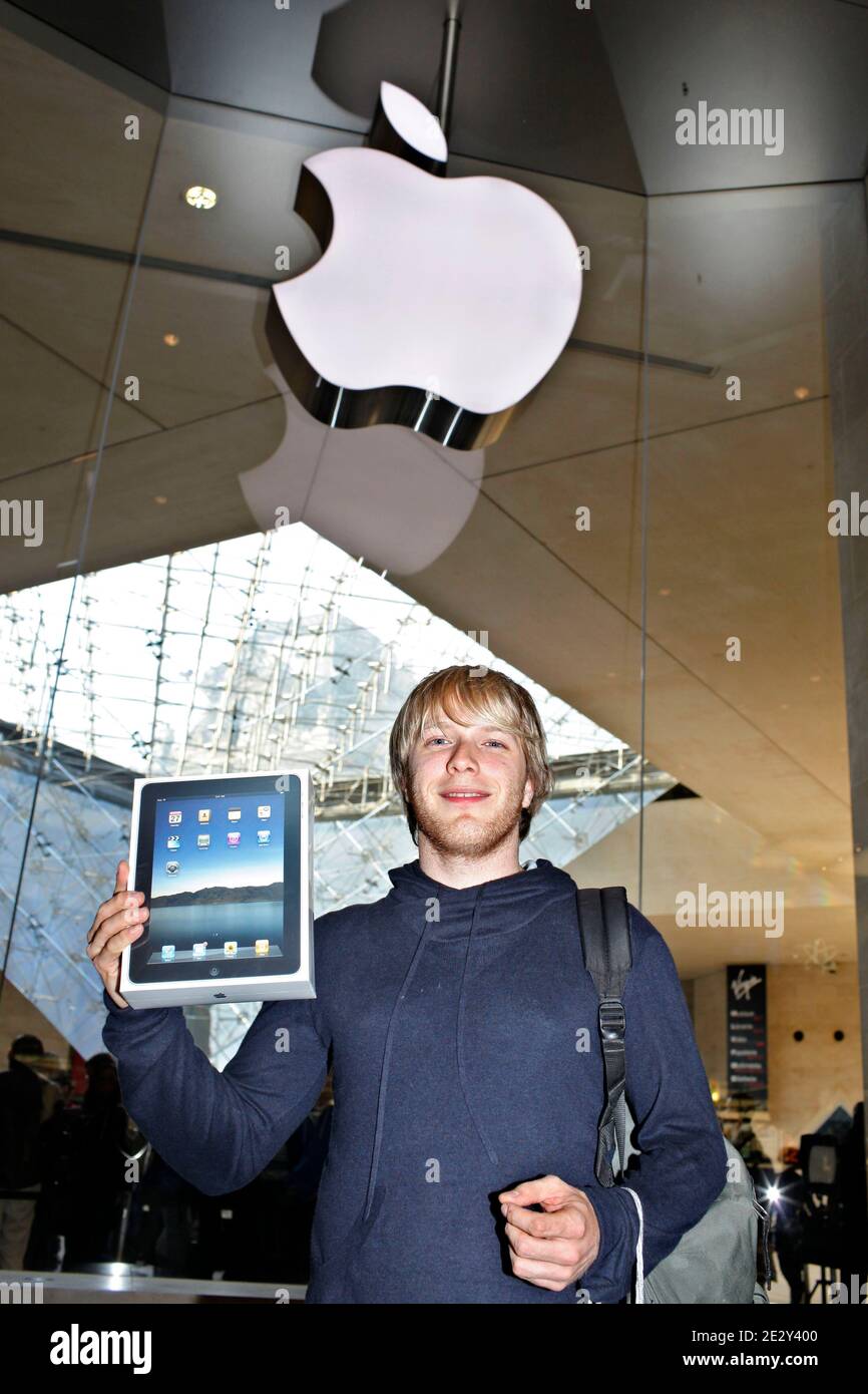 Lois Gerin est le premier acheteur de l'iPad en France à l'Apple Store de Paris, France, le 28 mai 2010. Photo de Thibault Camus/ABACAPRESS.COM Banque D'Images