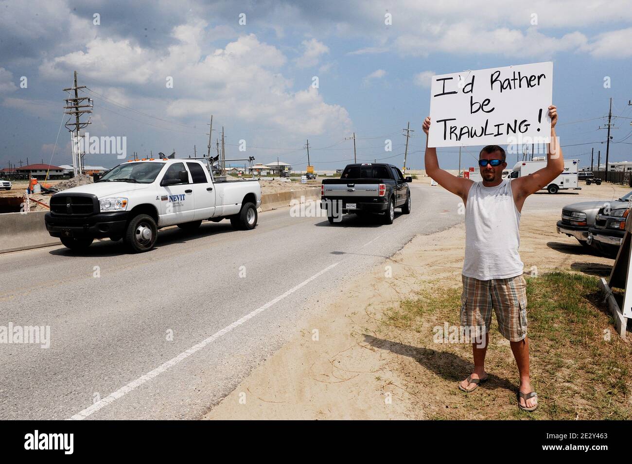 'Un homme tient un panneau manuscrit, blanc avec des lettres noires: ''Je préfère chalutage''sur le côté de la route, mai 28 2010, à Grand Isle, LA, Etats-Unis. Photo de Olivier Douliery /ABACAPRESS.COM ' Banque D'Images