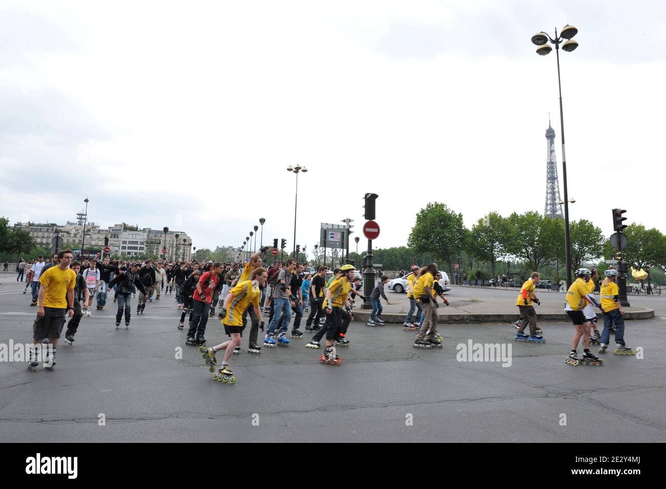 Avant le méga-saut mobile M6 réalisé par le champion français mondial de  Roller Taig Khris, une roller Parade a été organisée towrds the Paris  Streets, France, le 29 mai 2010. Photo par