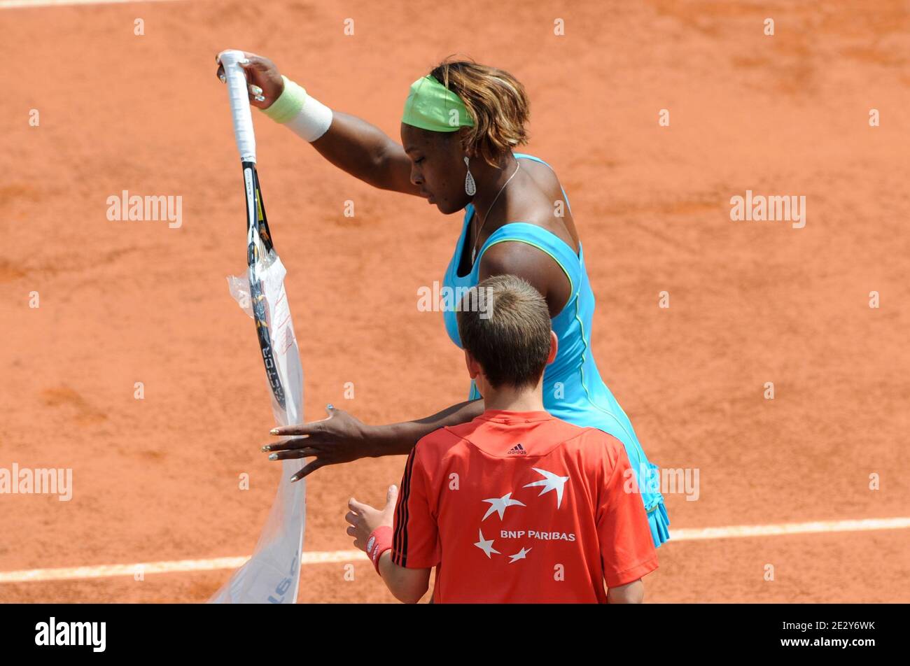 Serena Williams aux États-Unis en action lors du quart de finale féminin contre Sabatta Stosur en Australie lors du championnat de tennis de l'Open de France 2010 à l'arène Roland Garros à Paris, en France, le 31 mai 2010. Photo de Henri Szwarc/ABACAPRESS.COM Banque D'Images