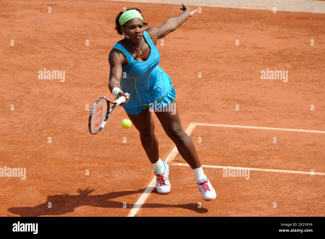 Serena Williams aux États-Unis en action lors du quart de finale féminin contre Sabatta Stosur en Australie lors du championnat de tennis de l'Open de France 2010 à l'arène Roland Garros à Paris, en France, le 31 mai 2010. Photo de Henri Szwarc/ABACAPRESS.COM Banque D'Images