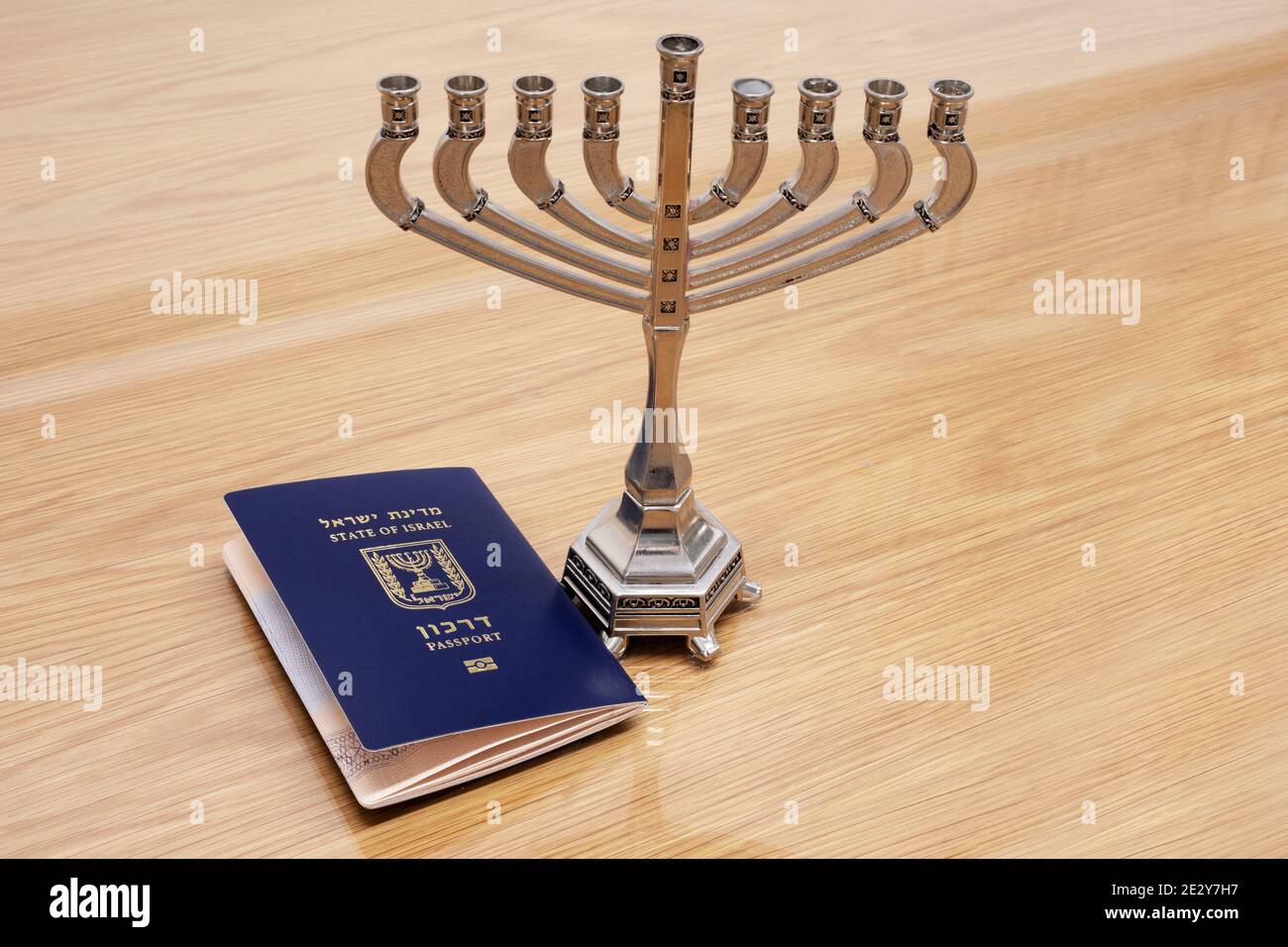 Congé juif Hanukkiah et passeport israélien sur la table Banque D'Images