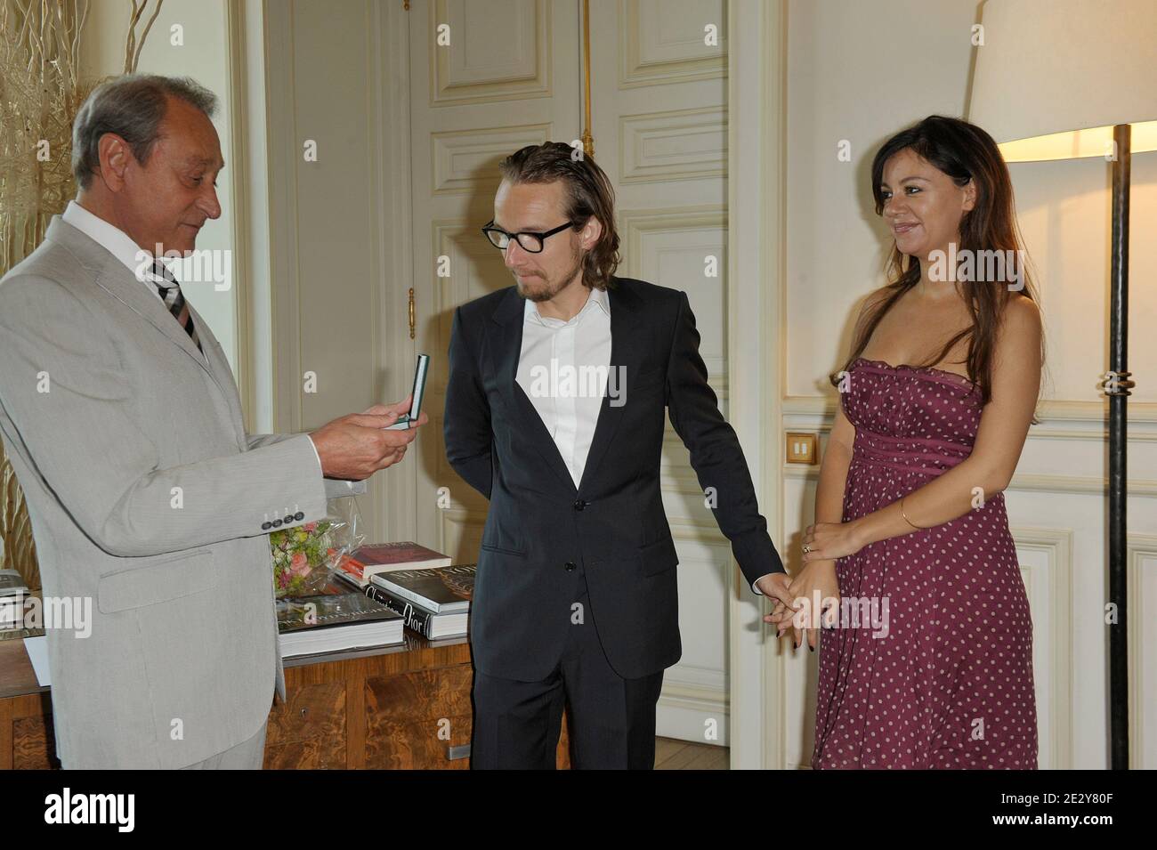 Lorant Deutsch, avec son épouse Marie-Julie Baup, reçoit la « Médaille