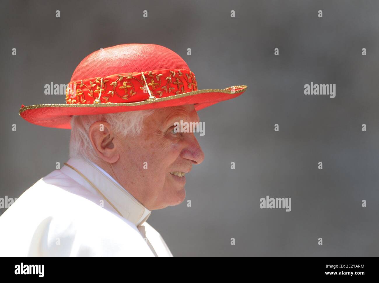 Journée ensoleillée à Rome : le Pape Benoît XVI porte son chapeau rouge  Saturne , nommé d'après la planète annelée Saturne, à la fin de l'audience  générale hebdomadaire sur la place Saint-Pierre