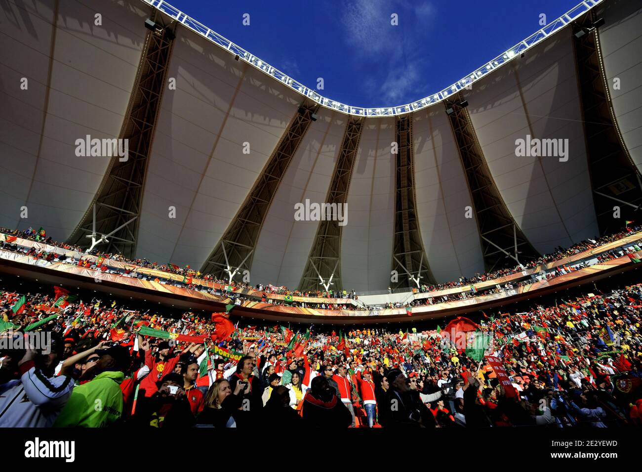 Supporters et fans lors du match de football de la coupe du monde de la FIFA 2010, Groupe G, Côte d'Ivoire contre Portugal au stade Nelson Mandela Bay, à Port Elisabeth, Afrique du Sud, le 15 juin 2010. La correspondance s'est terminée par un tirage de 0-0. Photo de Christophe Guibbbaud/Cameleon/ABACAPRESS.COM Banque D'Images