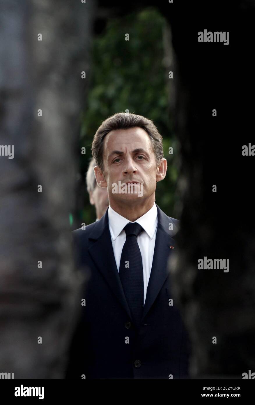 Le président français Nicolas Sarkozy assiste à une cérémonie devant la statue de Winston Churchill, Premier ministre britannique de la Seconde Guerre mondiale, à Paris, en France, le 18 juin, 2010 dans le cadre de la célébration du 70e anniversaire de la radio du général français Charles de Gaulle appelle ses compatriotes à résister à l'occupation nazie. Photo de Stephane Lemouton/ABACAPRESS.COM Banque D'Images