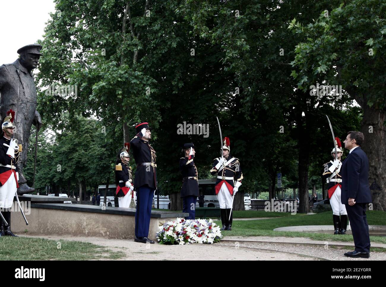 Le président français Nicolas Sarkozy assiste à une cérémonie devant la statue de Winston Churchill, Premier ministre britannique de la Seconde Guerre mondiale, à Paris, en France, le 18 juin, 2010 dans le cadre de la célébration du 70e anniversaire de la radio du général français Charles de Gaulle appelle ses compatriotes à résister à l'occupation nazie. Photo de Stephane Lemouton/ABACAPRESS.COM Banque D'Images