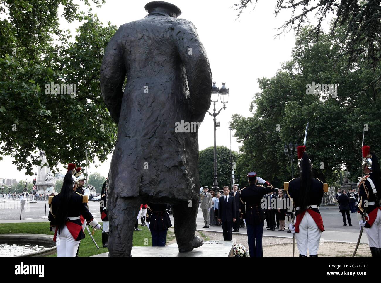 Le président français Nicolas Sarkozy assiste à une cérémonie devant la statue de Winston Churchill, Premier ministre britannique de la Seconde Guerre mondiale, à Paris, en France, le 18 juin, 2010 dans le cadre de la célébration du 70e anniversaire de la radio du général français Charles de Gaulle appelle ses compatriotes à résister à l'occupation nazie. Photo de Stephane Lemouton/ABACAPRESS.COM Banque D'Images