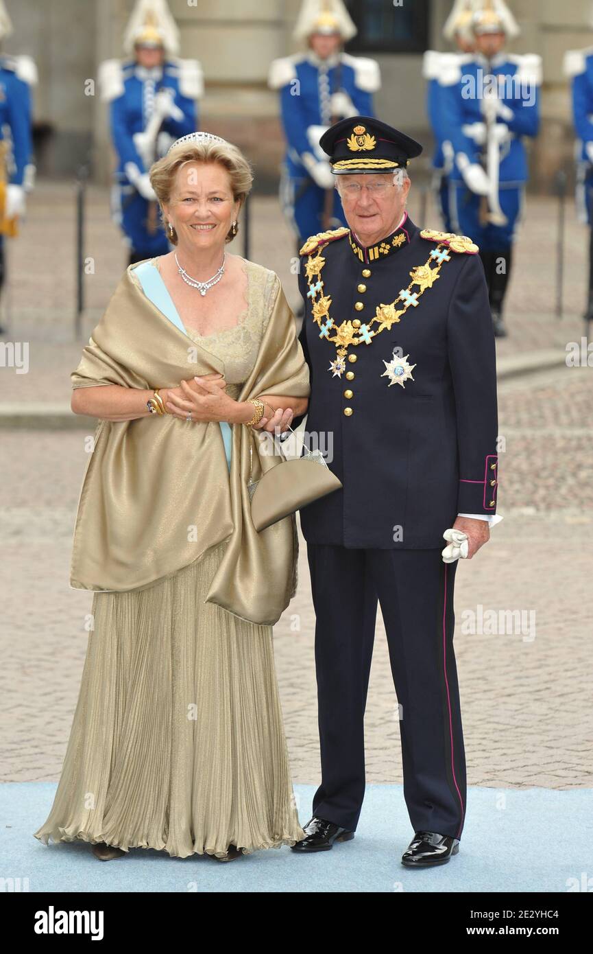 La reine Paola et le roi Albert de Belgique arrivent à la cathédrale Storkyrkan pour le mariage de la princesse Victoria de Suède et de Daniel Westling à Stockholm, en Suède, le 19 juin 2010. Photo de Mousse-Nebinger-Orban/ABACAPRESS.COM Banque D'Images