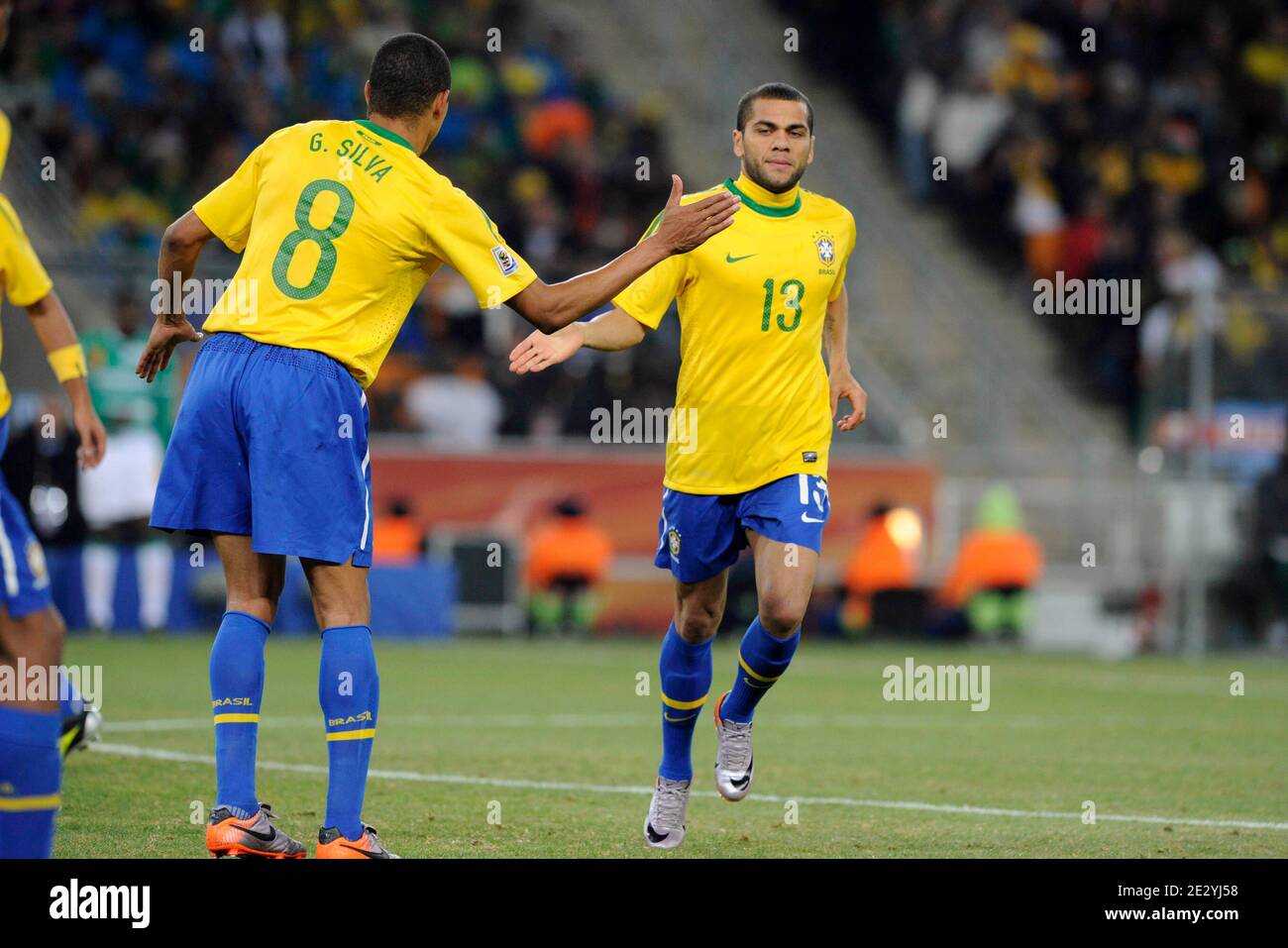 Dani Alves et Gilberto Silva au Brésil lors du match de football de la coupe du monde de la FIFA en Afrique du Sud 2010, groupe G, Brésil contre Côte d'Ivoire au stade de football de Soccer City à Johannesburg, Afrique du Sud, le 20 juin 2010. Le Brésil a gagné 3-1. Photo de Henri Szwarc/ABACAPRESS.COM Banque D'Images
