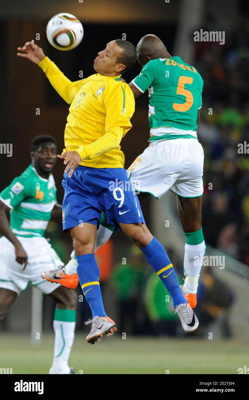 Luis Fabiano, du Brésil, combat Didier Zokora, de Côte d'Ivoire, lors du match de football de la coupe du monde de la FIFA en Afrique du Sud 2010, groupe G, Brésil contre Côte d'Ivoire, au stade de football de Soccer City à Johannesburg, Afrique du Sud, le 20 juin 2010. Le Brésil a gagné 3-1. Photo de Henri Szwarc/ABACAPRESS.COM Banque D'Images