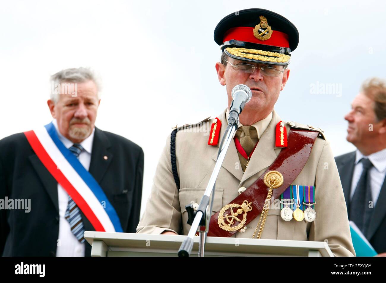 Le lieutenant-général britannique David Bill, représentant le corps des ingénieurs royaux, participe à une cérémonie pour dévoiler un monument commémoratif permanent à William Hackett VC et aux compagnies de tunneliers de la première Guerre mondiale à Givenchy-les-Bassee, en Norvège Banque D'Images