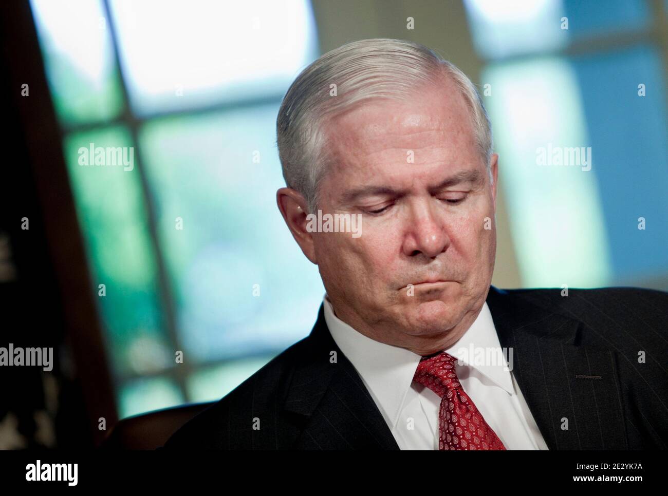 Le secrétaire à la Défense, Robert M. Gates, écoute le président Barack Obama lorsqu'il s'adresse à la presse après une réunion dans la salle du Cabinet de la Maison Blanche à Washington DC, aux États-Unis, le 22 juin 2010. Le président Obama a parlé de la guerre contre le terrorisme, de la marée noire du Golfe du Mexique et des commentaires du général Stanley A. McChrystal sur l'administration dans le Rolling Stone Magazine. Photo de Brendan Smitalowski/ABACAPRESS.COM Banque D'Images