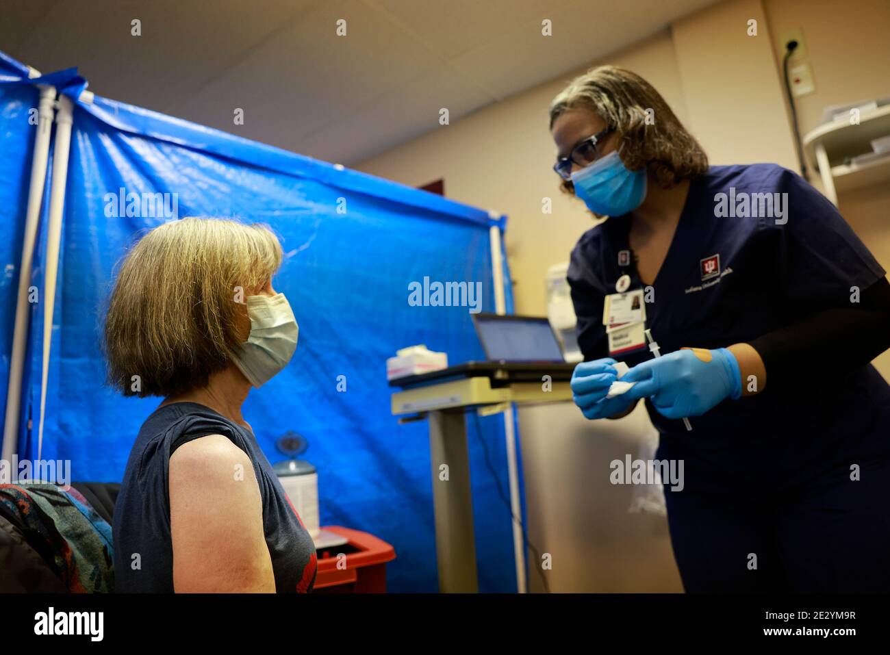 Adrienne Coleman, assistante médicale, administre la première dose du vaccin Pfizer-BioNTech COVID-19 à Bette Lucas, qui a plus de 80 ans à l'Hôpital Bloomington de Santé de l'Université d'Ottawa. Banque D'Images