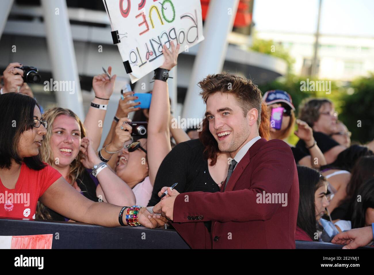 « Robert Pattinson assiste à la première de la partie « The Twilight Saga: Eclipse » du Festival du film de Los Angeles 2010. Los Angeles, le 24 juin 2010. (Photo : Robert Pattinson). Photo de Lionel Hahn/ABACAPRESS.COM' Banque D'Images « Robert Pattinson assiste à la première de la partie « The Twilight Saga: Eclipse » du Festival du film de Los Angeles 2010. Los Angeles, le 24 juin 2010. (Photo : Robert Pattinson). Photo de Lionel Hahn/ABACAPRESS.COM' Banque D'Images