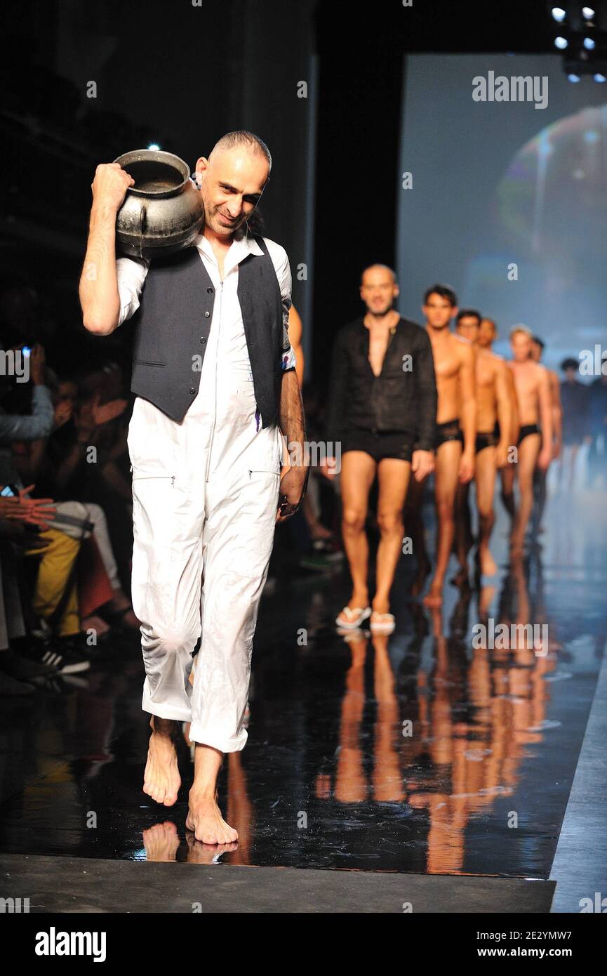 Le mannequin Tanel porte une création du designer Jean-Paul Gaultier pour  sa collection Printemps-été 2011 de mode masculin présentée lors de la  semaine de la mode masculine à Paris, en France, le