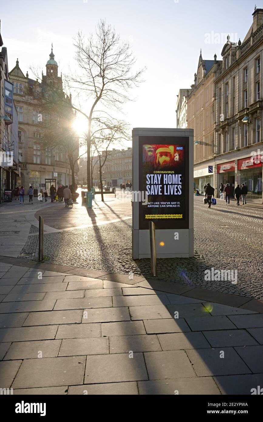 Sheffield, Royaume-Uni, 12 janvier 2021 : le gouvernement britannique du coronavirus a bloqué le conseil affiché sur un panneau publicitaire de la ville de sheffield. Banque D'Images