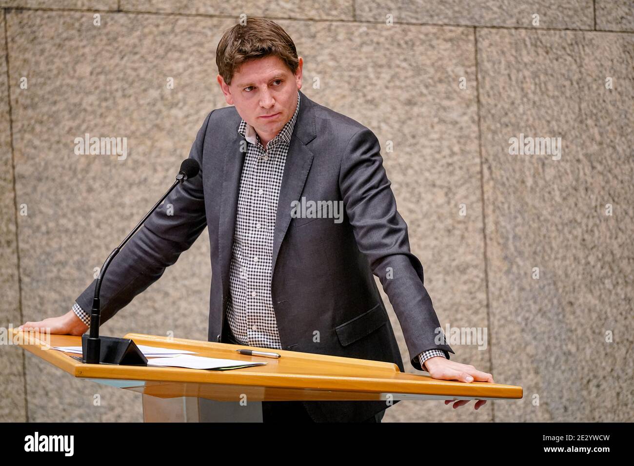 LA HAYE, PAYS-BAS - JANVIER 12: Jan Paternotte de D66 vu lors du débat en plénière au Parlement Tweede kamer le 12 janvier 2021 dans la Ha Banque D'Images