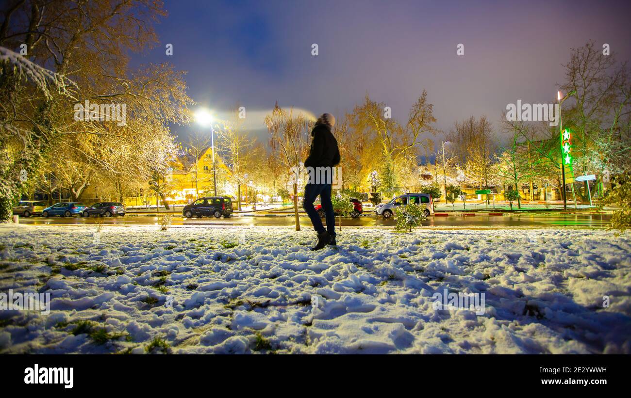 Homme fumant la nuit et une lumière blanche Banque D'Images Homme fumant la nuit et une lumière blanche Banque D'Images