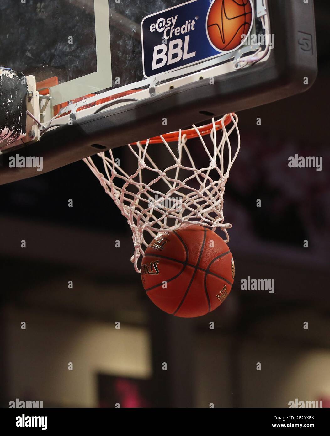 Bonn, Allemagne, 15.12.2020, Telekom Dome, Basketball Bundesliga, Telekom paniers Bonn vs MHP Riesen Ludwigsburg: Le ballon tombe à travers la plate-forme. Banque D'Images