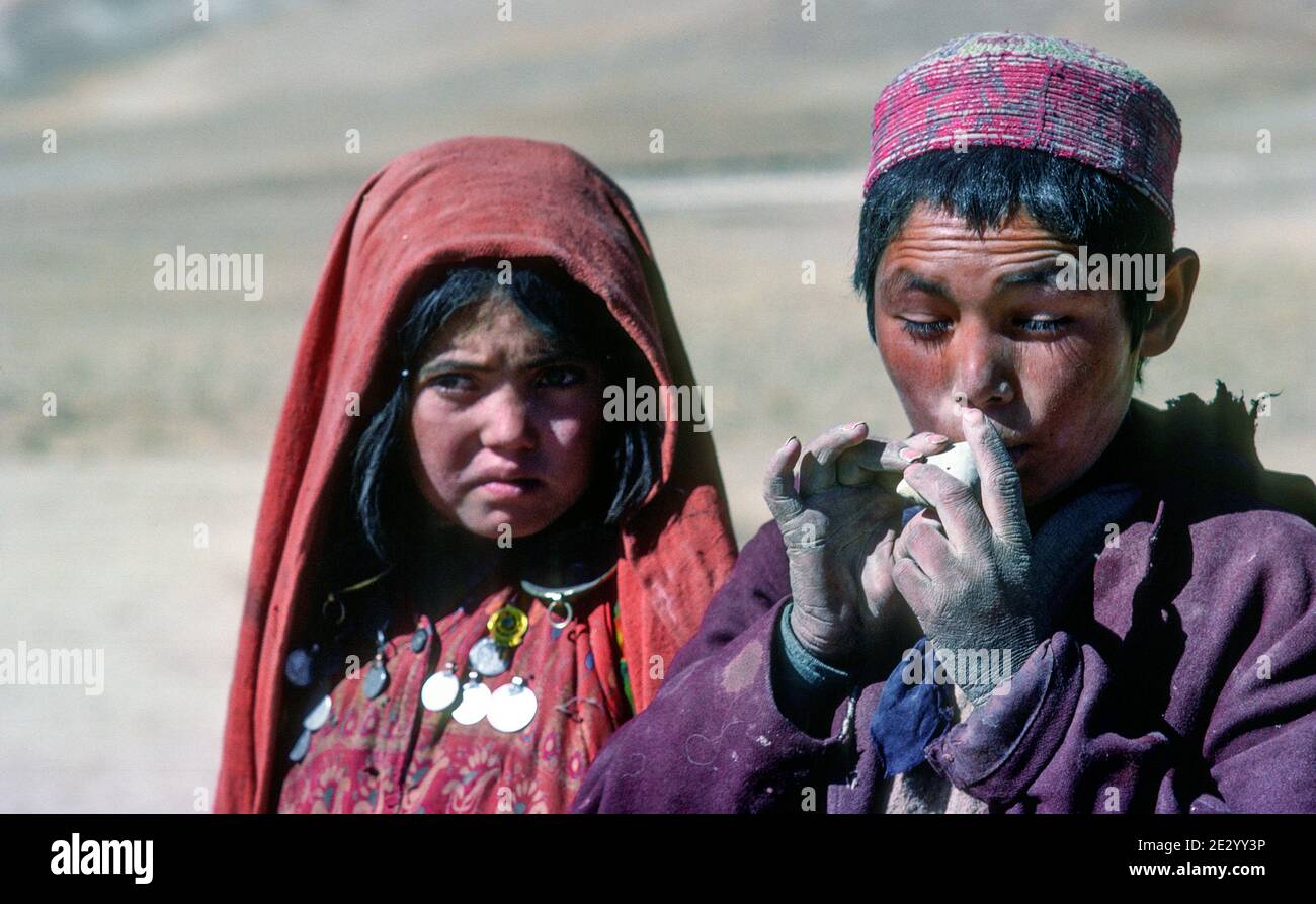 Garçon jouant de la flûte d'argile Band e Amir Central Afghanistan Banque D'Images