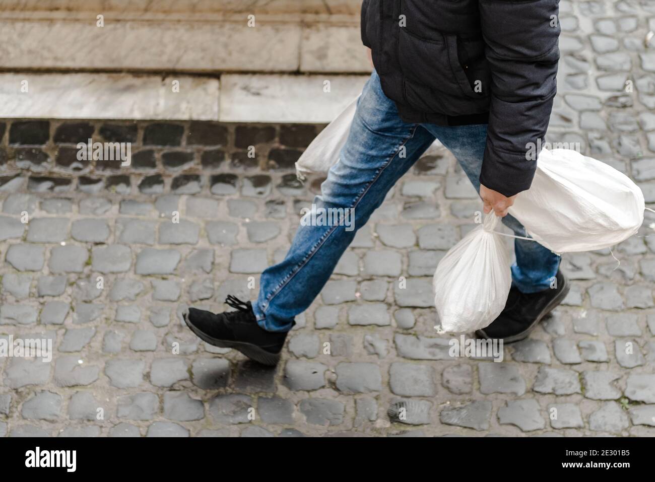 Rome, Italie. Hiver 2020. Nettoyage de la fontaine de Trevi des pièces. Retirez les pièces de monnaie avec un aspirateur spécial Banque D'Images