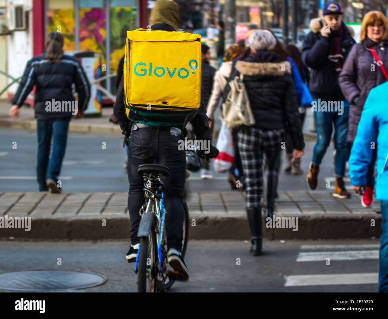 Bucarest, Roumanie - 28 janvier 2020: Un service de livraison de nourriture Glovo livre de la nourriture à Bucarest, Roumanie. Banque D'Images