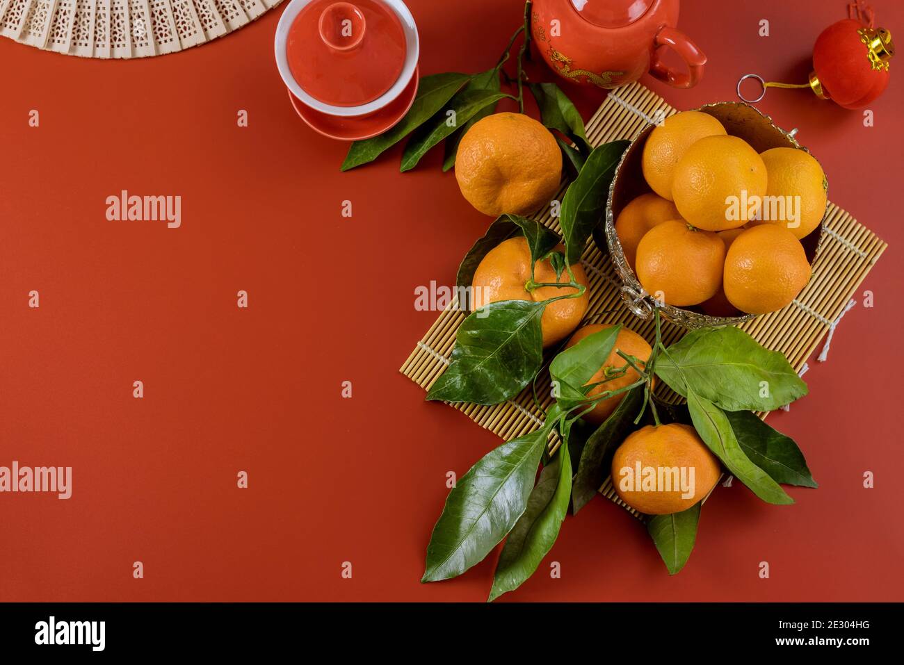 Cérémonie traditionnelle chinoise du thé de fête du nouvel an avec orange mandarin Arrière-plan de décoration rouge texte étranger signifie saison de printemps Banque D'Images