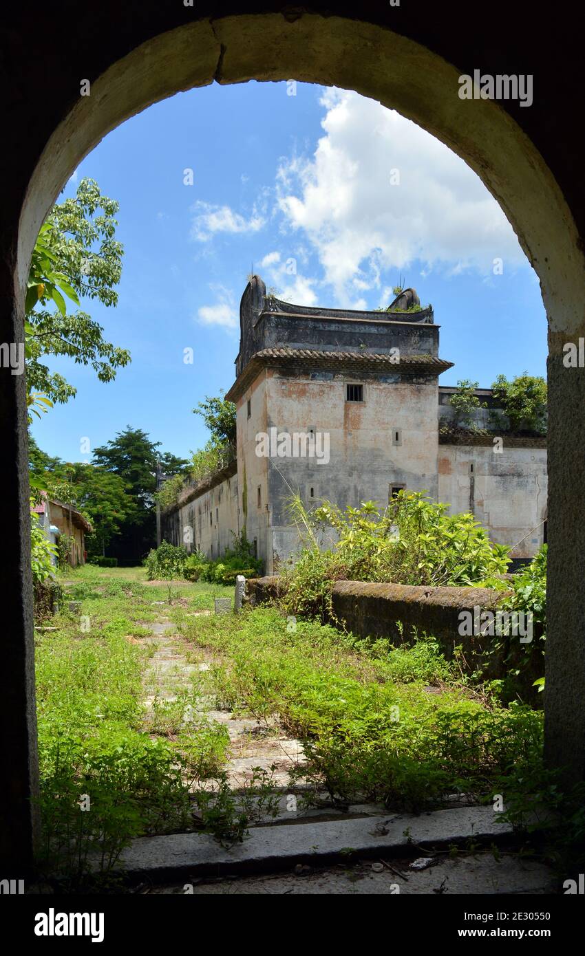 Longtian Shiju, les logements Hakka les mieux conservés à Shenzhen, en Chine. Fermé mais en cours de rénovation, ruelles, arcades, rues à l'intérieur des murs. Banque D'Images