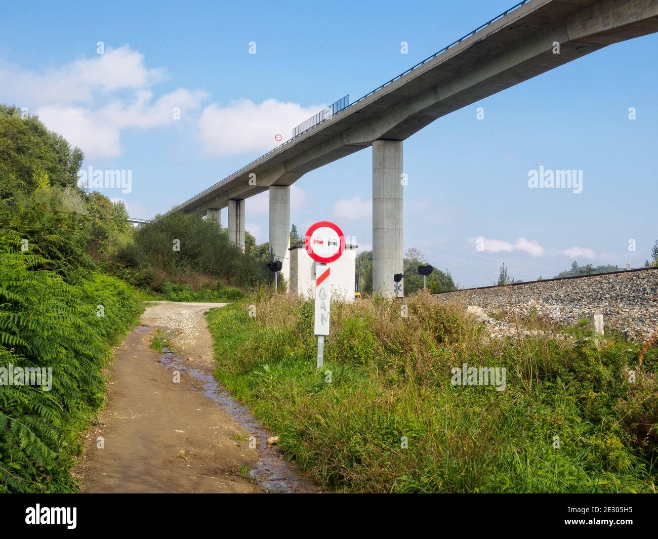 "Pas de dépassement" sur cette route de terre sous le viaduc - Sarria, Galice, Espagne Banque D'Images