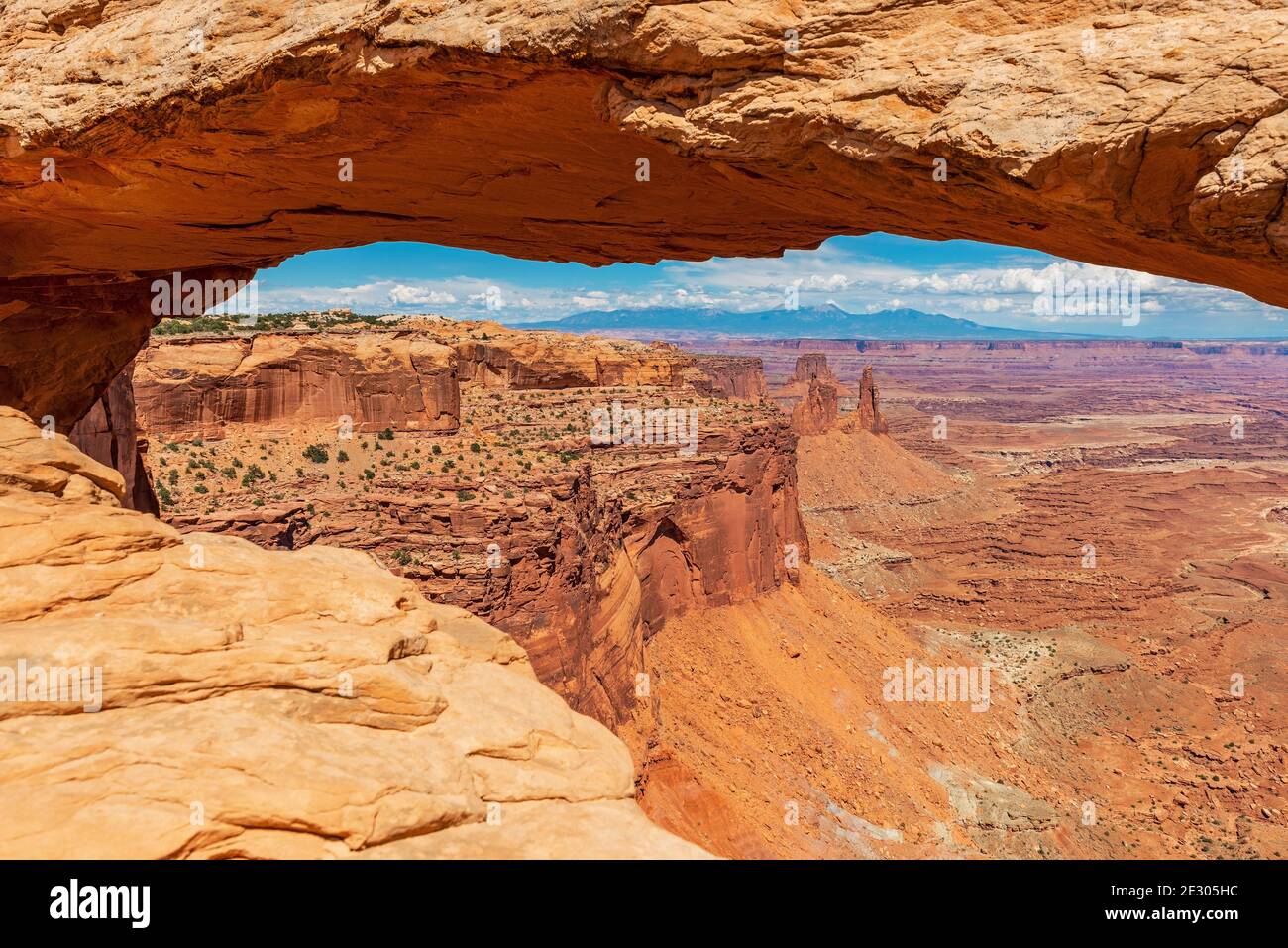 Formation de roches de grès Mesa Arch, Parc national de Canyonlands, Utah, États-Unis d'Amérique. Banque D'Images