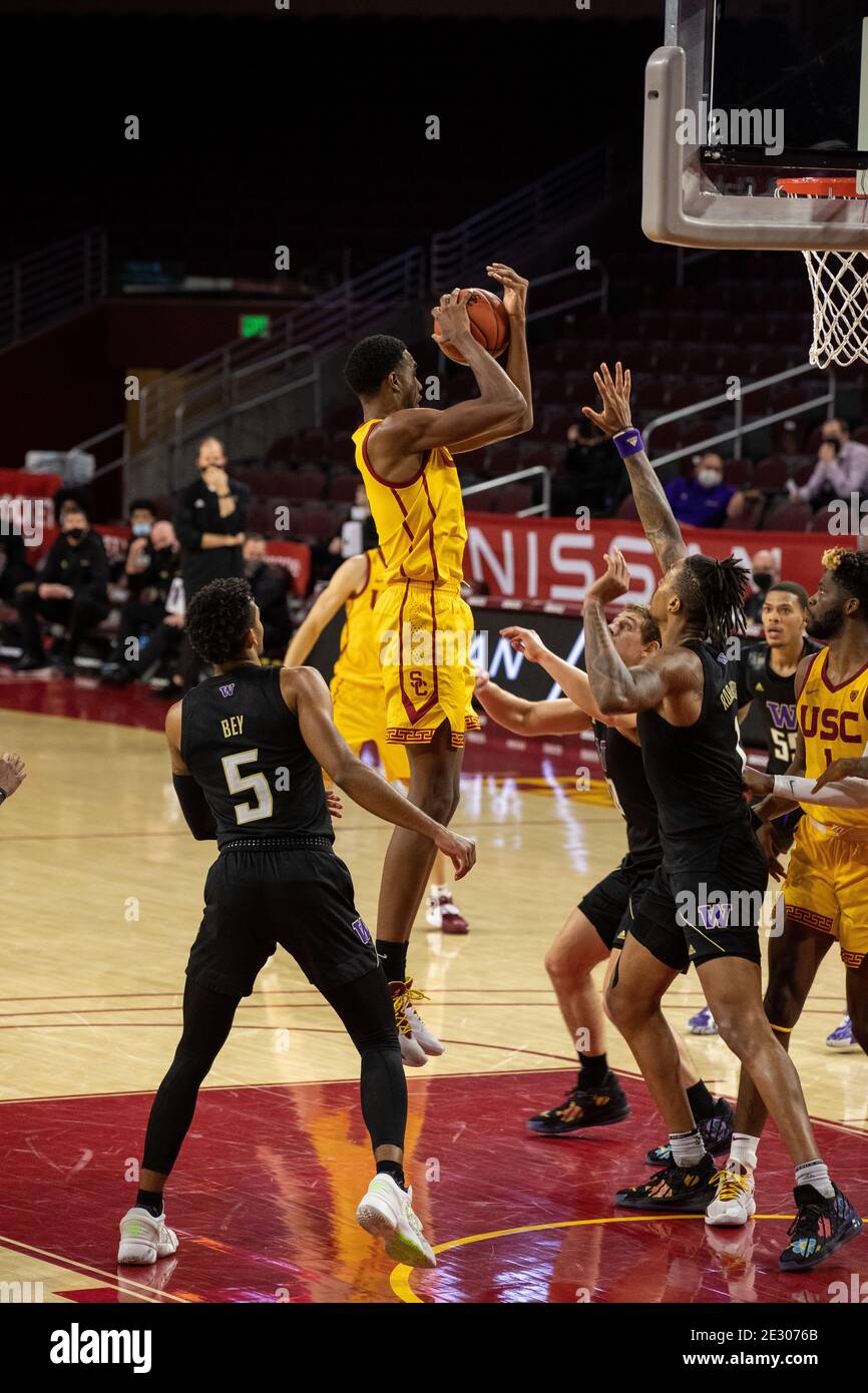 Des chevaux de Troie de la Californie du Sud vers l'avant Evan Mobley (4) rebondissent lors d'un match de basket-ball de l'université NCAA contre les Washington Huskies jeudi, Banque D'Images