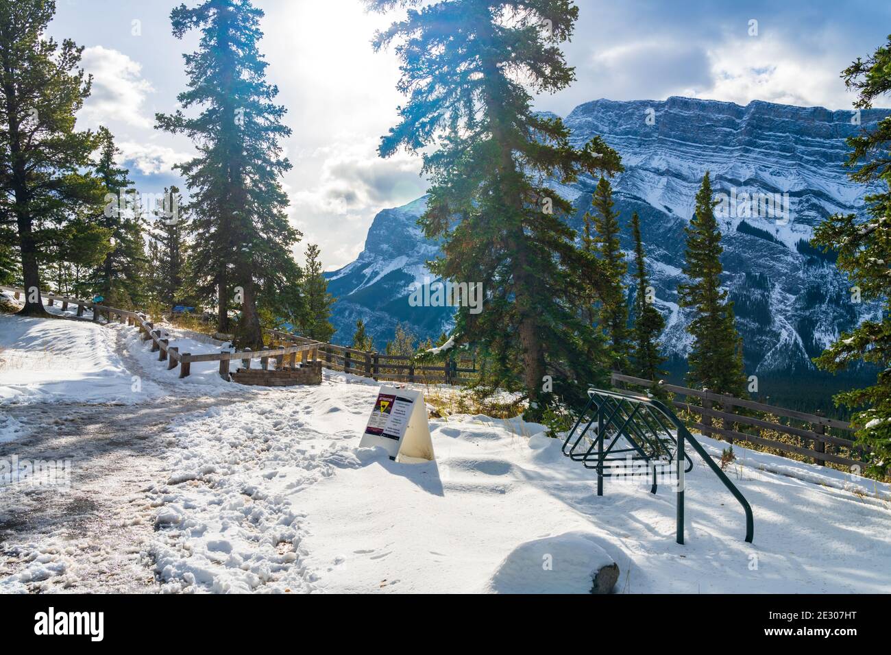 Hoodoos point de vue dans une neige automne ensoleillé jour. Parc national Banff, Rocheuses canadiennes. Banque D'Images