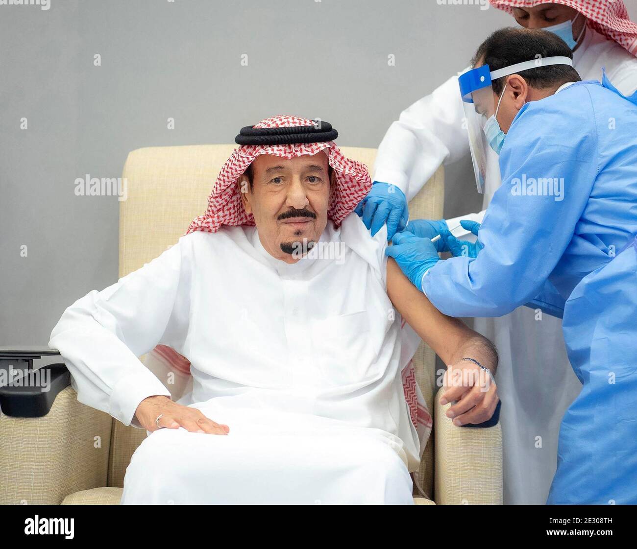 Le roi Salman d'Arabie saoudite reçoit la première dose du vaccin Pfizer-BioNTech COVID-19 à Neom, en Arabie saoudite, le 8 janvier 2021. Photo de Balkis Press/ABACAPRESS.COM Banque D'Images