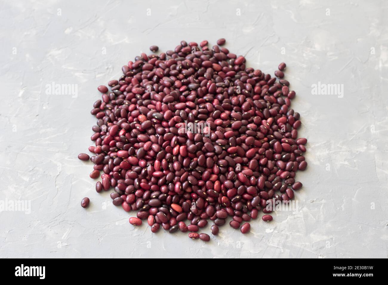 Tas de haricots rouges sur fond de pierre grise Banque D'Images